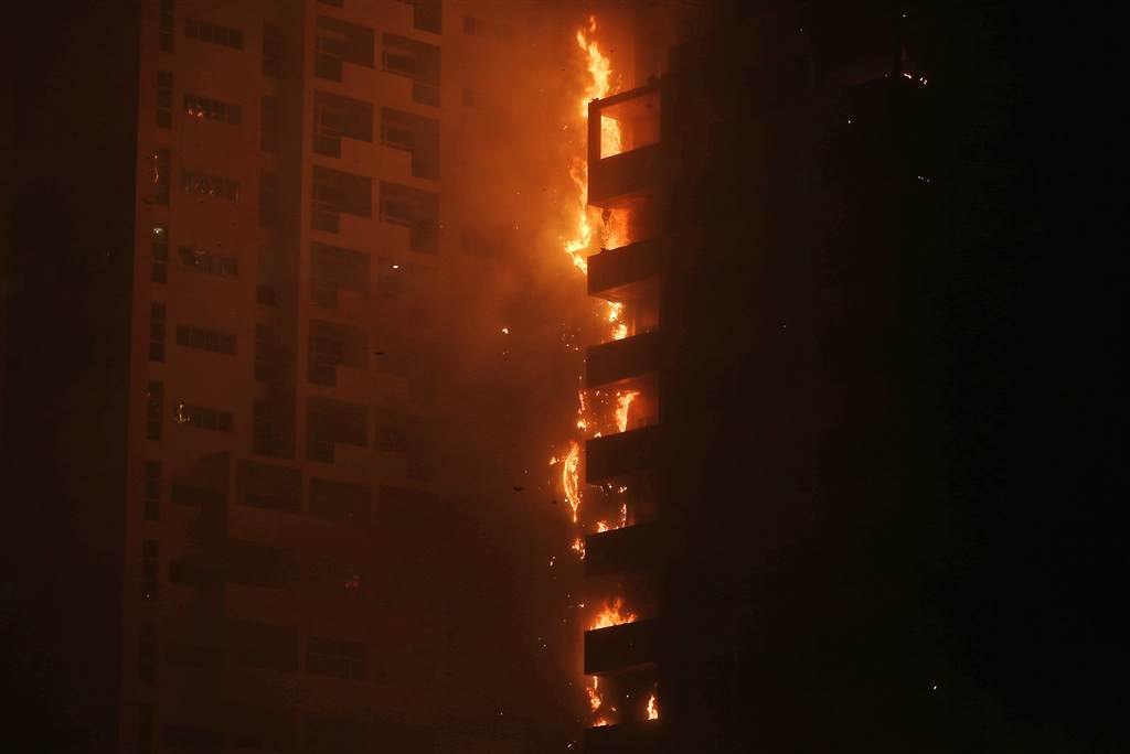 آتش سوزی مهیب در برج عجمان امارات