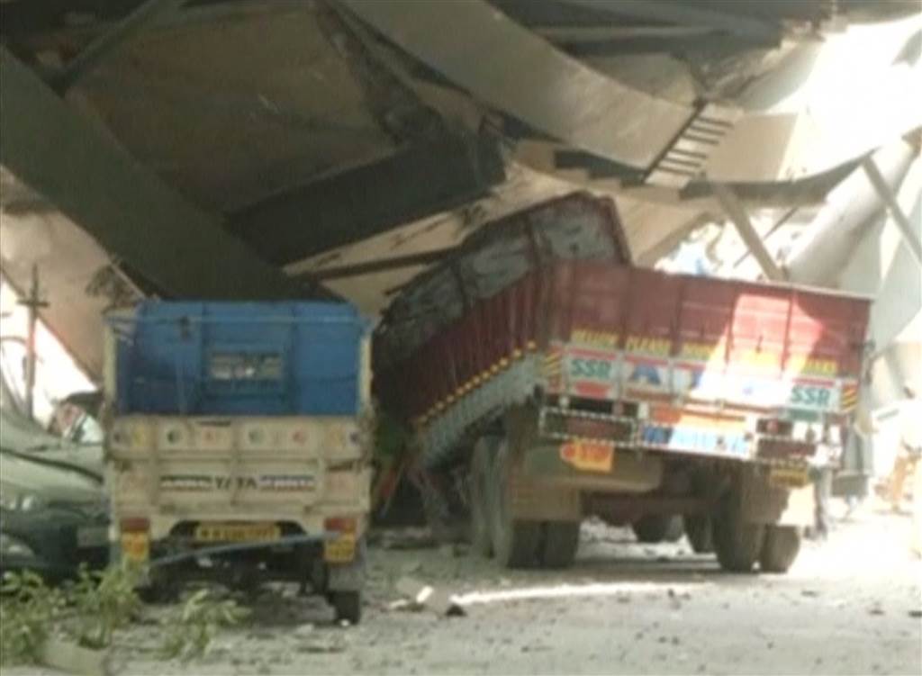 ده ها کشته در حادثه ریزش مرگبار پل در حال ساخت در کلکته